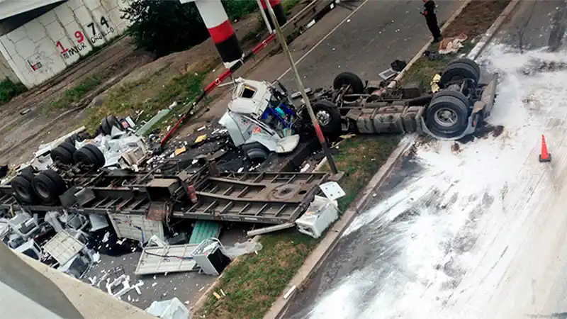 Un camión cayó desde un puente: Impresionantes imágenes