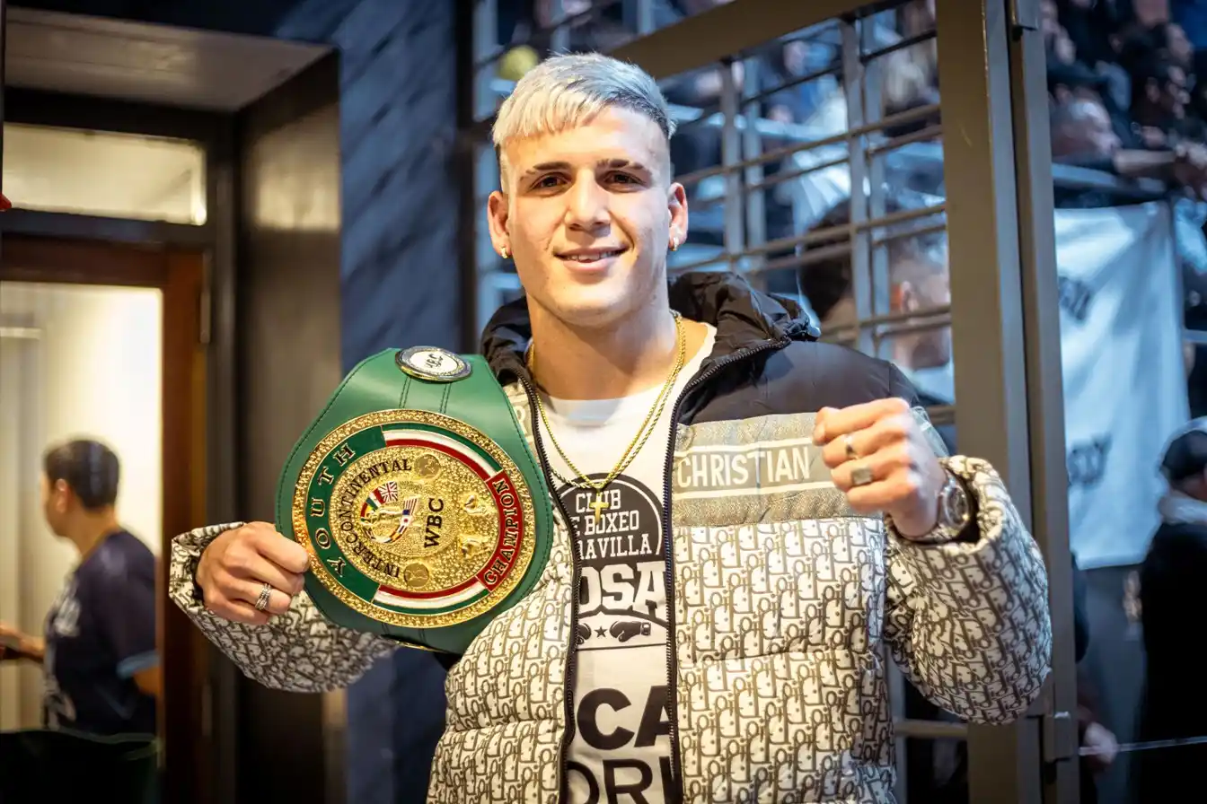 Leonel Ávila posando con su cinturón en el evento de Cadetes.