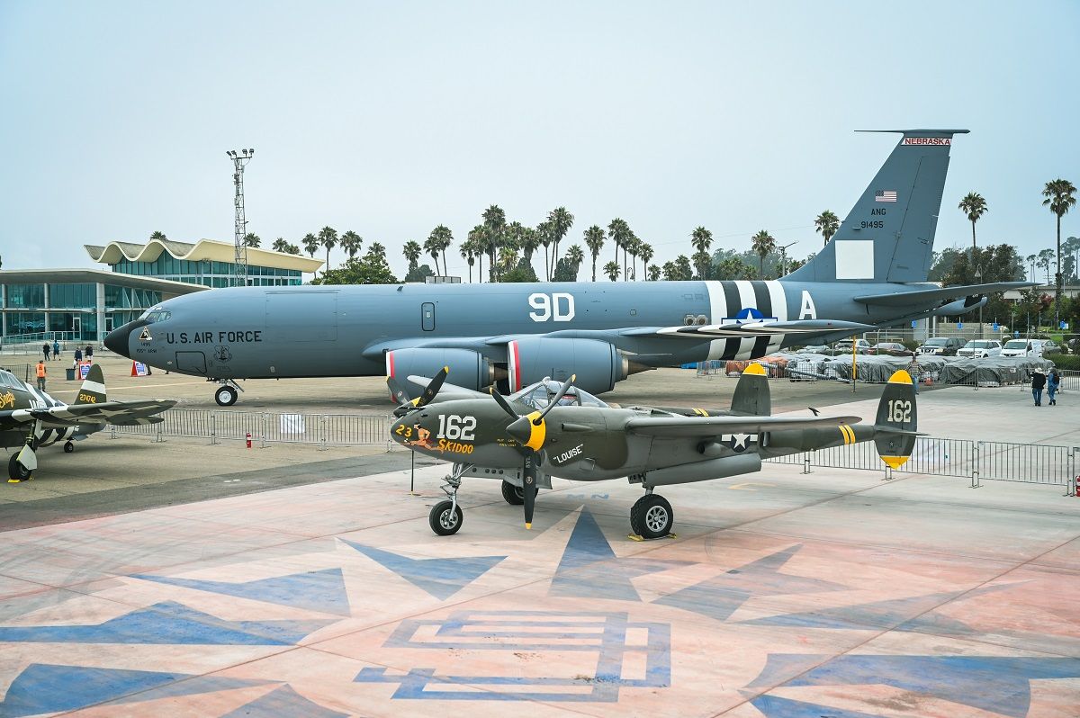 Piloto veterano de 102 años inspira homenaje con pintura histórica en un avión militar