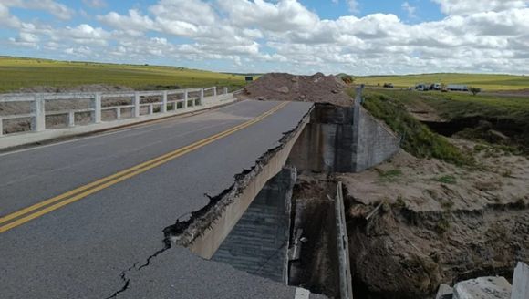 Exigen reparar la Ruta 35, afectada por el temporal de Bahía Blanca: Un puente sufrió un colapso parcial
