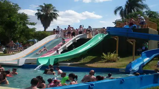 Empresarios turísticos de la costa del Uruguay defienden los feriados puente