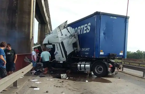 Un camión chocó contra una columna del puente Zárate-Brazo Largo