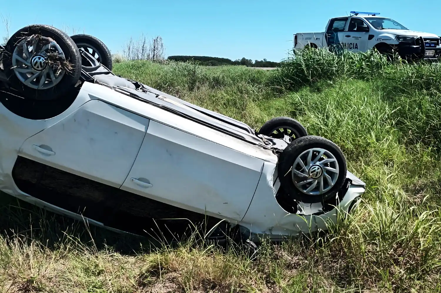 El automóvil quedó apoyado sobre el techo en la banquina.