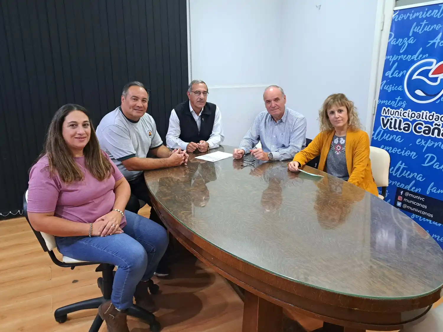 Gizzi y Caffa junto a miembros de la Cooperadora escolar.