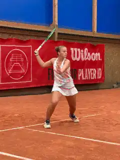 La juvenil tenista Josefina López viaja a Francia para una gira internacional