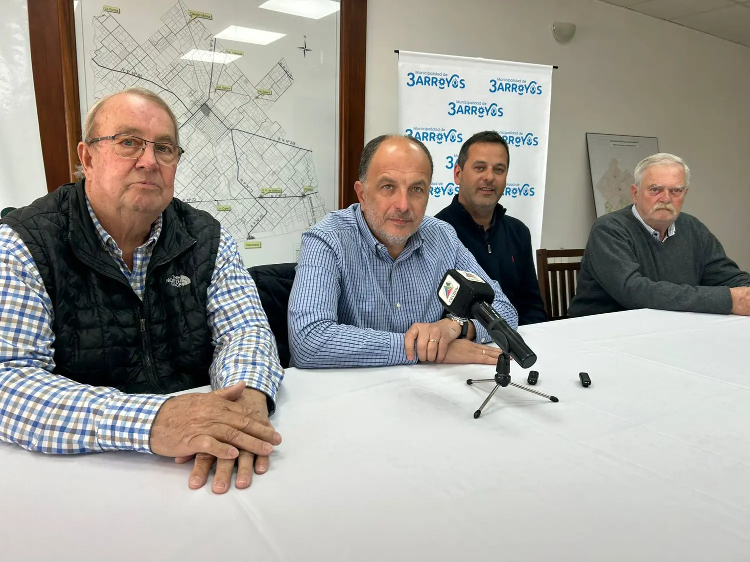 José Dam, Pablo Garate, Juan Elgart y Héctor Poggi encabezaron hoy una conferencia de prensa en la Dirección de Vialidad Rural