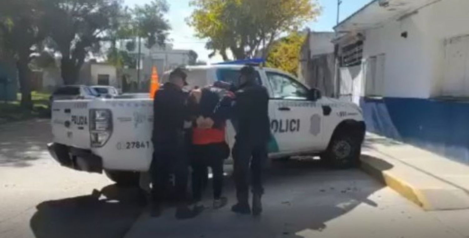 Peleó con su pareja y le disparó con una escopeta a ella y a su hijo