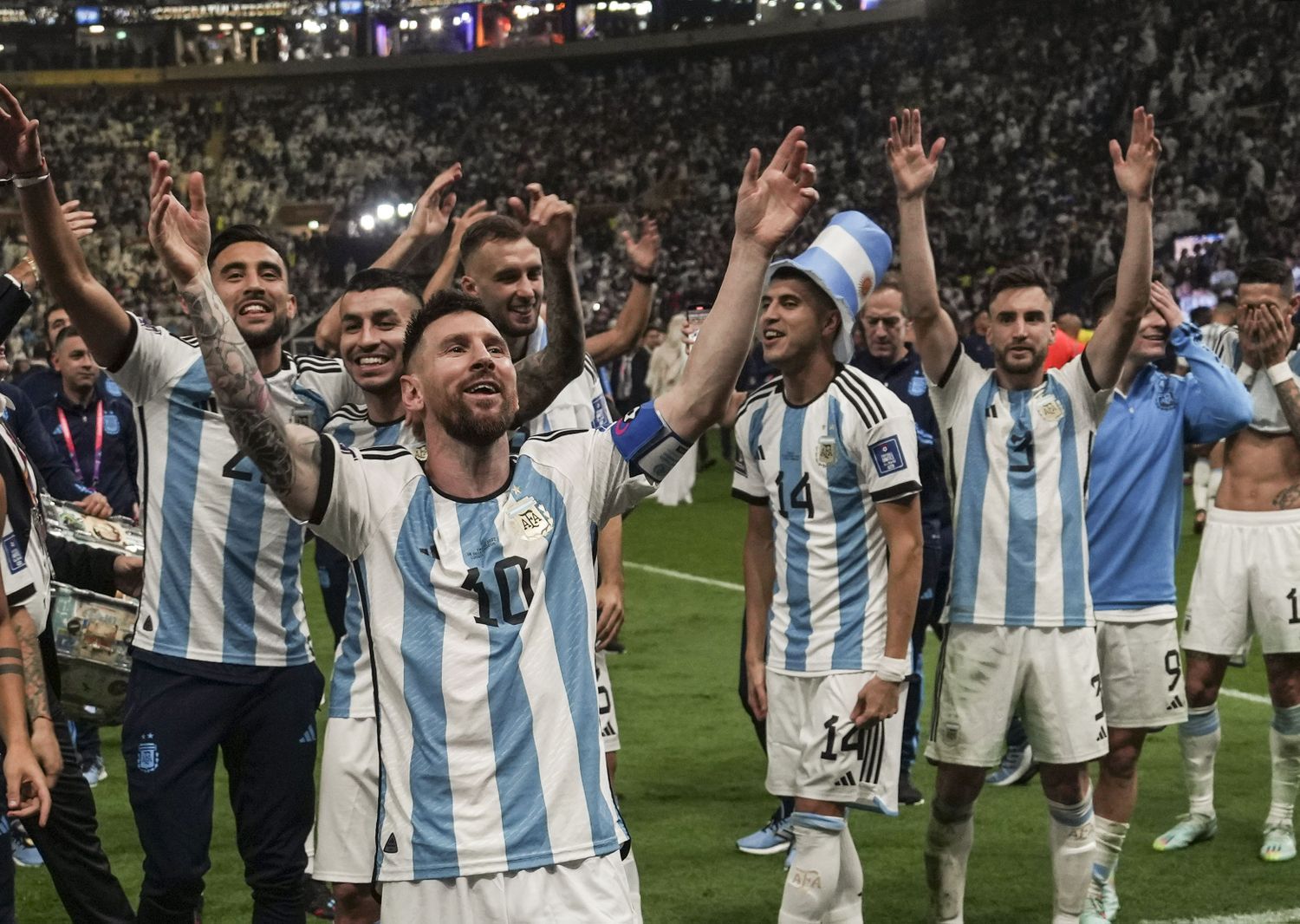 Miles de hinchas aguardan en Obelisco y predio de la AFA la partida de la caravana de la Selección