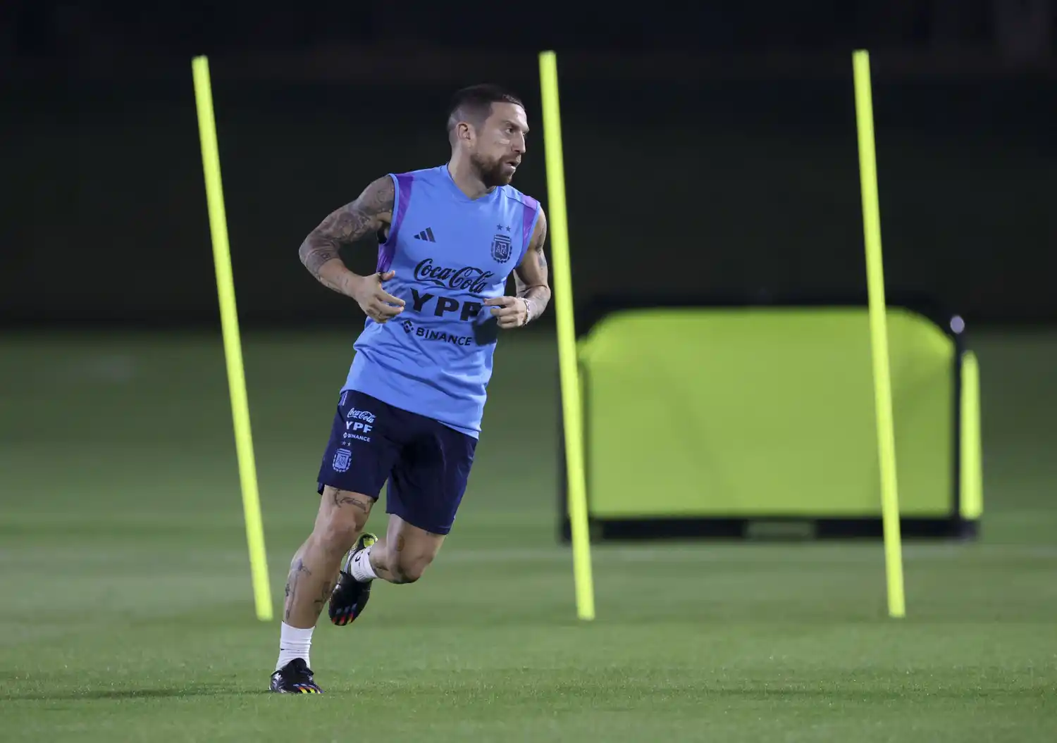 “Papu” Gómez pelea por un lugar entre los titulares.