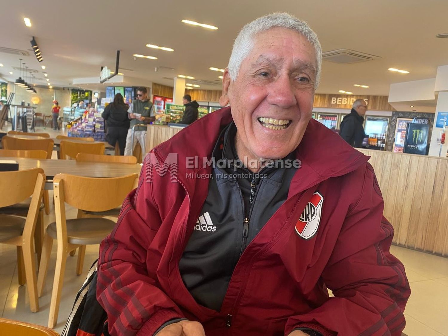 Pedro González en Mar del Plata, observando futbolistas para las inferiores.