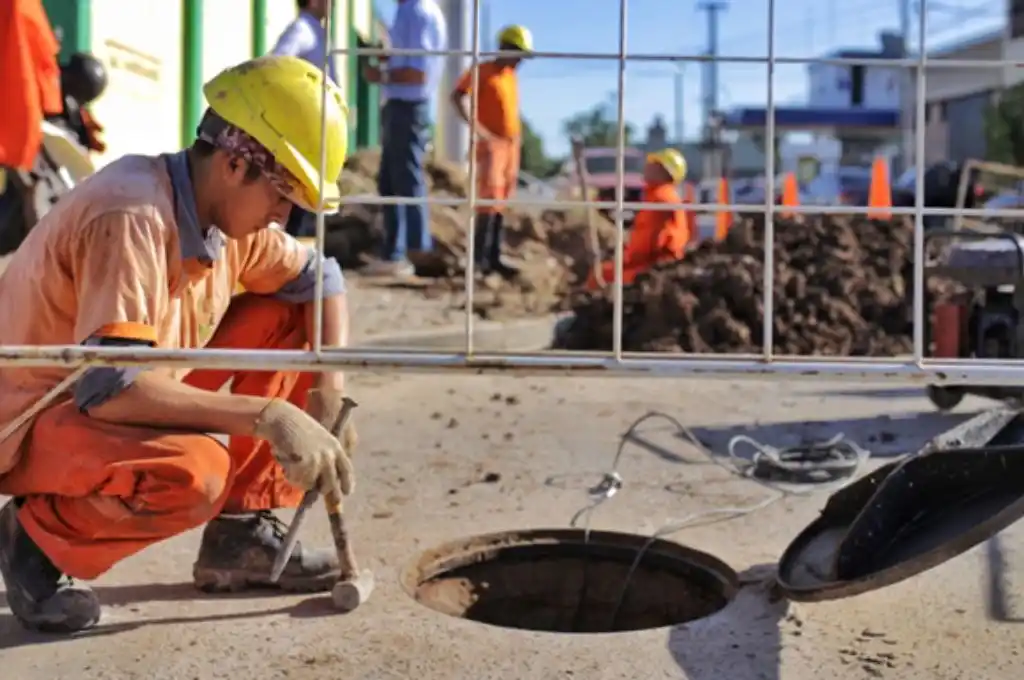 Barrio Los Hornos: avanza la obra de cloacas