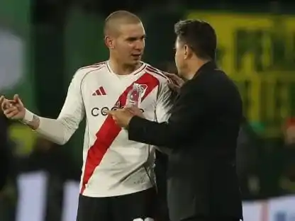 Mastantuono recibiendo indicaciones de Gallardo.