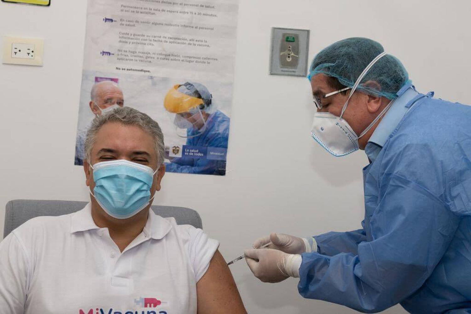 A DUQUE LO VACUNA el Minsalud y ¿el resto de colombianos cuándo?