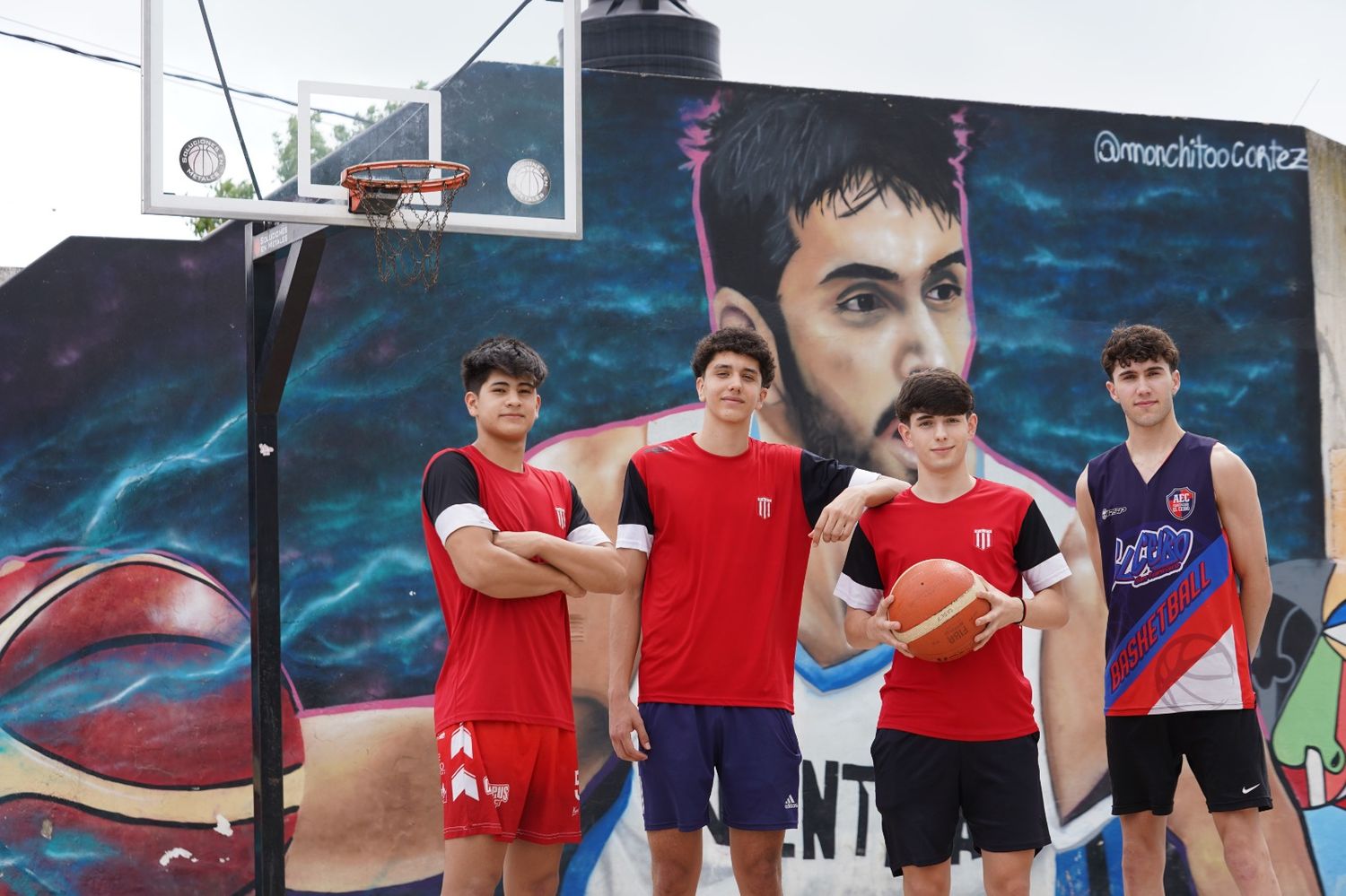 Simón, Joaquín, Maximiliano y Mateo llegaron desde lugares diversos, pero comparten un sueño común: vivir del básquet,