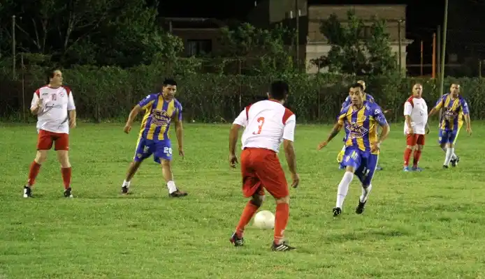 Veteranos de Atlanta y Gualeguaychú jugaron a beneficio de los abuelos