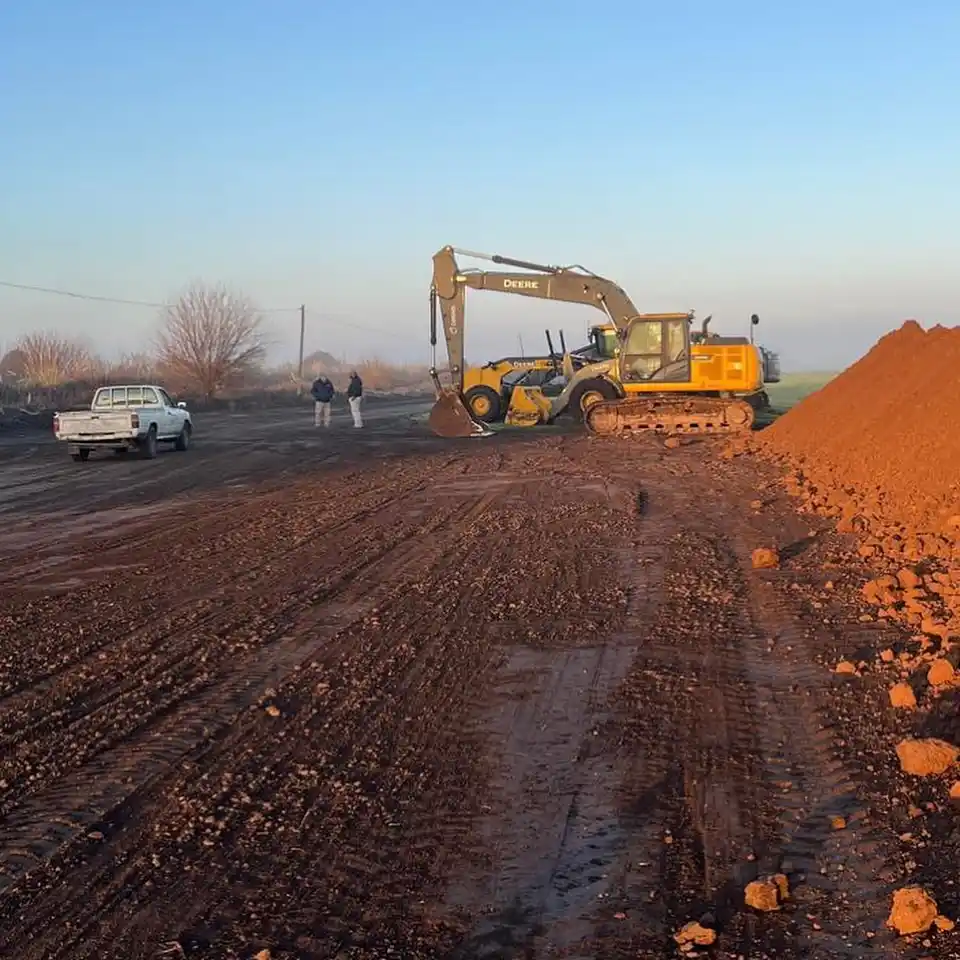 Las máquinas comenzaron a trabajar en la traza vial.