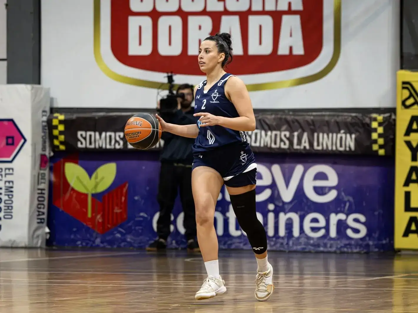 Agustina Marín junto a su padre Jorge.