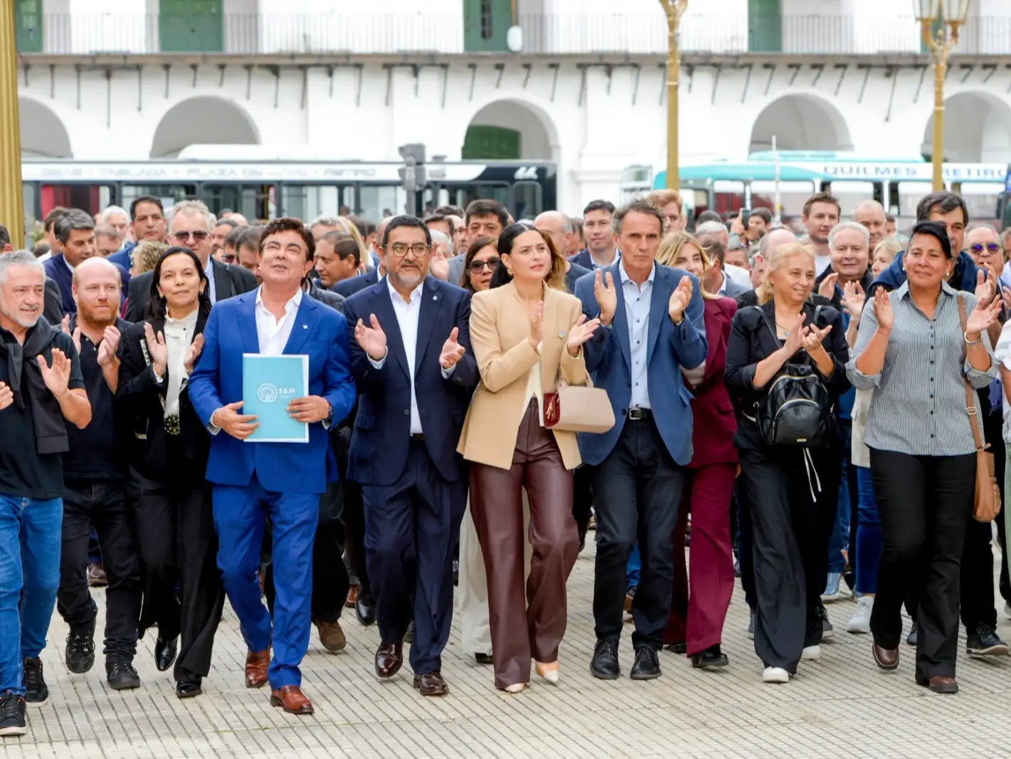 Intendentes reclamando en Capital Federal a Milei