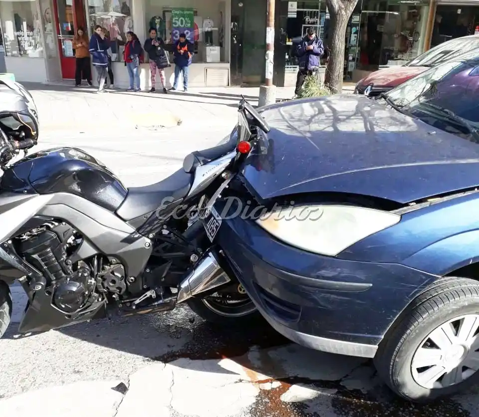 Esperaba en el semáforo y un auto lo impactó de atrás