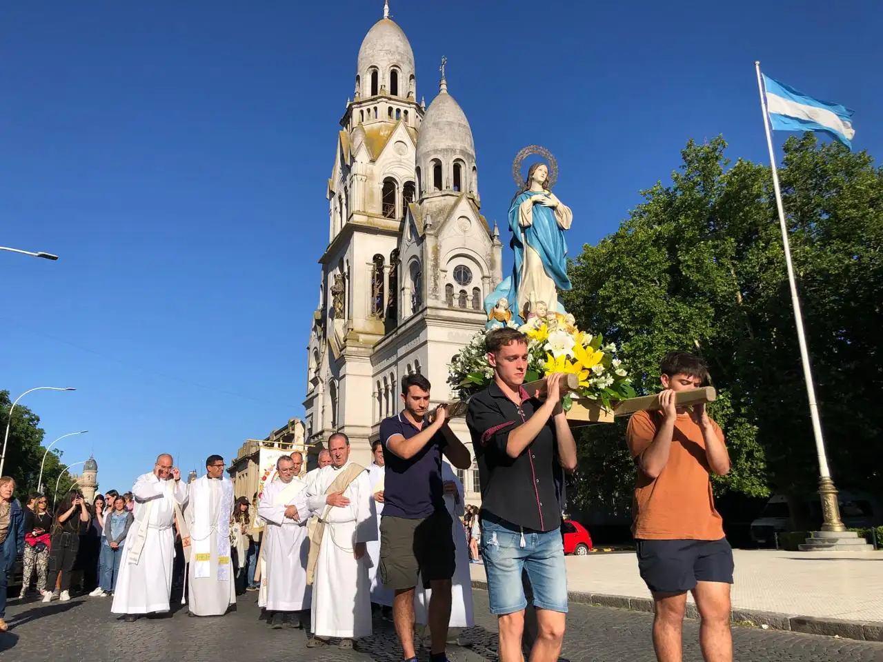 La procesión partió de la Parroquia Santísimo Sacramento y culminó en el Anfiteatro Municipal, donde se celebró una misa.