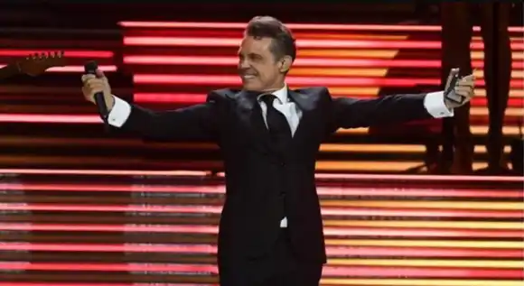 Luis Miguel se cae en pleno concierto en México (+Video)