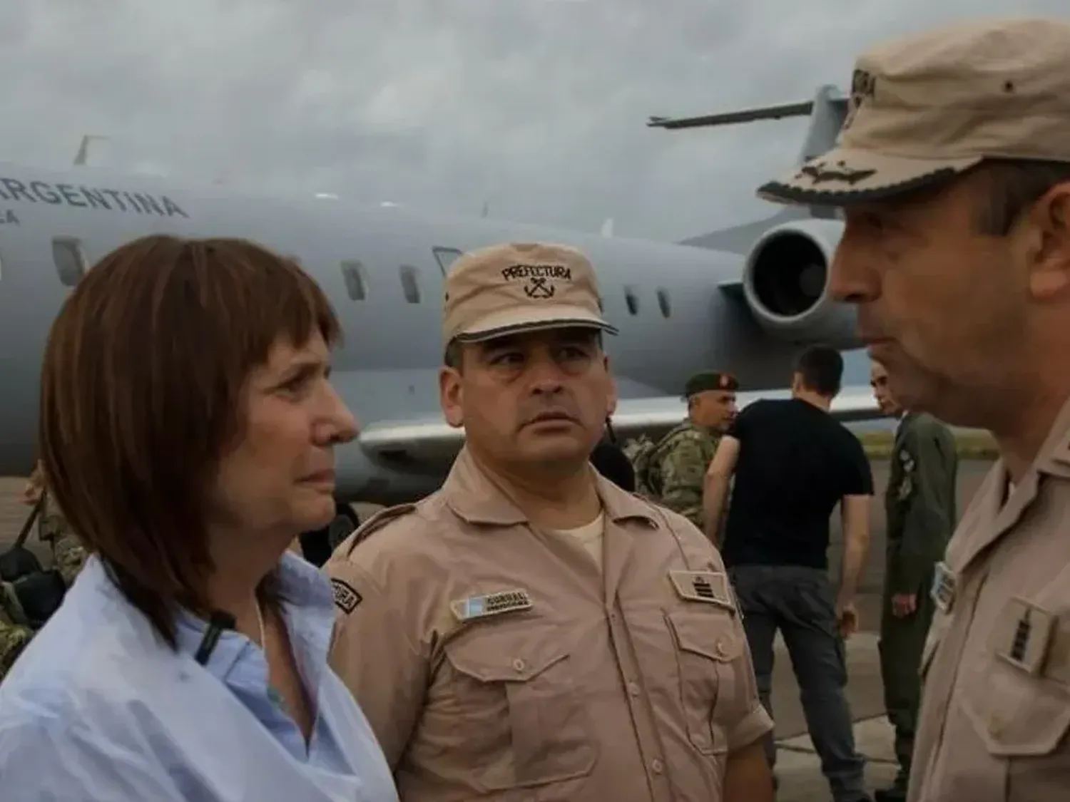 La ministra Bullrich junto al personal de Gendarmería. Fotografía Ministerio Seguridad