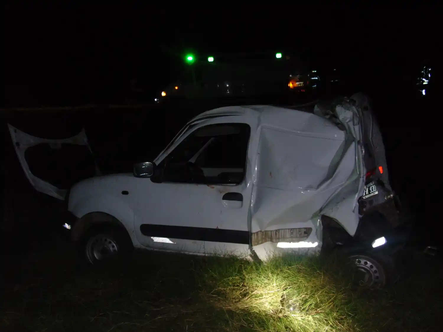 El utilitario quedó muy dañado en la parte trasera.