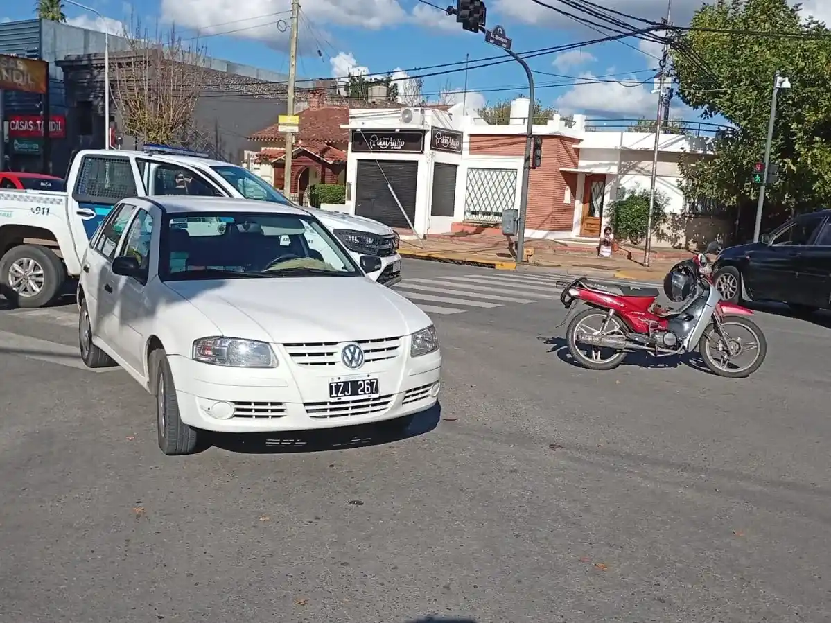 El impacto ocurrió entre un Volkswagen Gol y una motocicleta Imsa IM110.