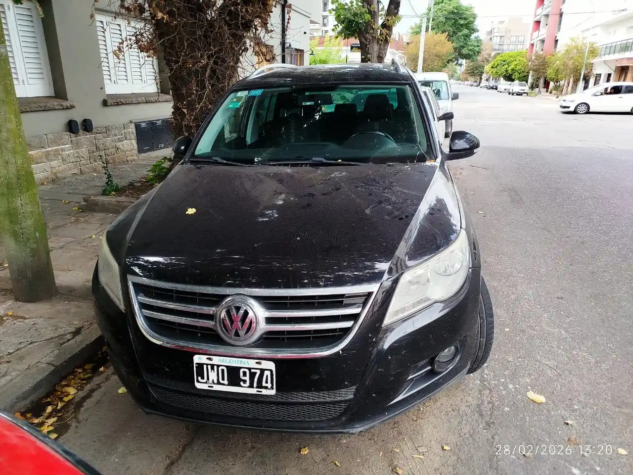 De acuerdo a lo constatado, el hombre habría mantenido una pelea con un cuidacoches y, en ese contexto, arrojó piedras contra una camioneta Volkswagen Tiguan perteneciente a una mujer de 51 años.