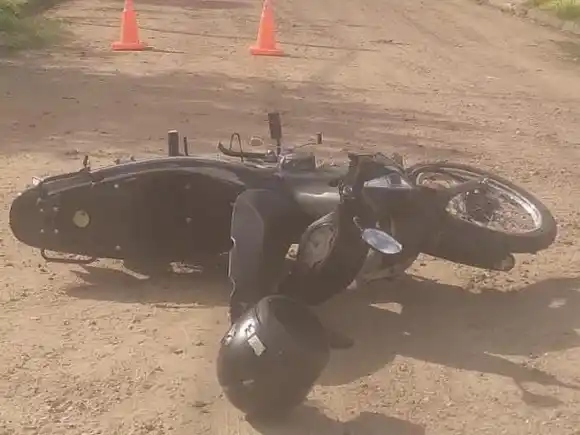 Una moto fue embestida por un auto que se dio a la fuga