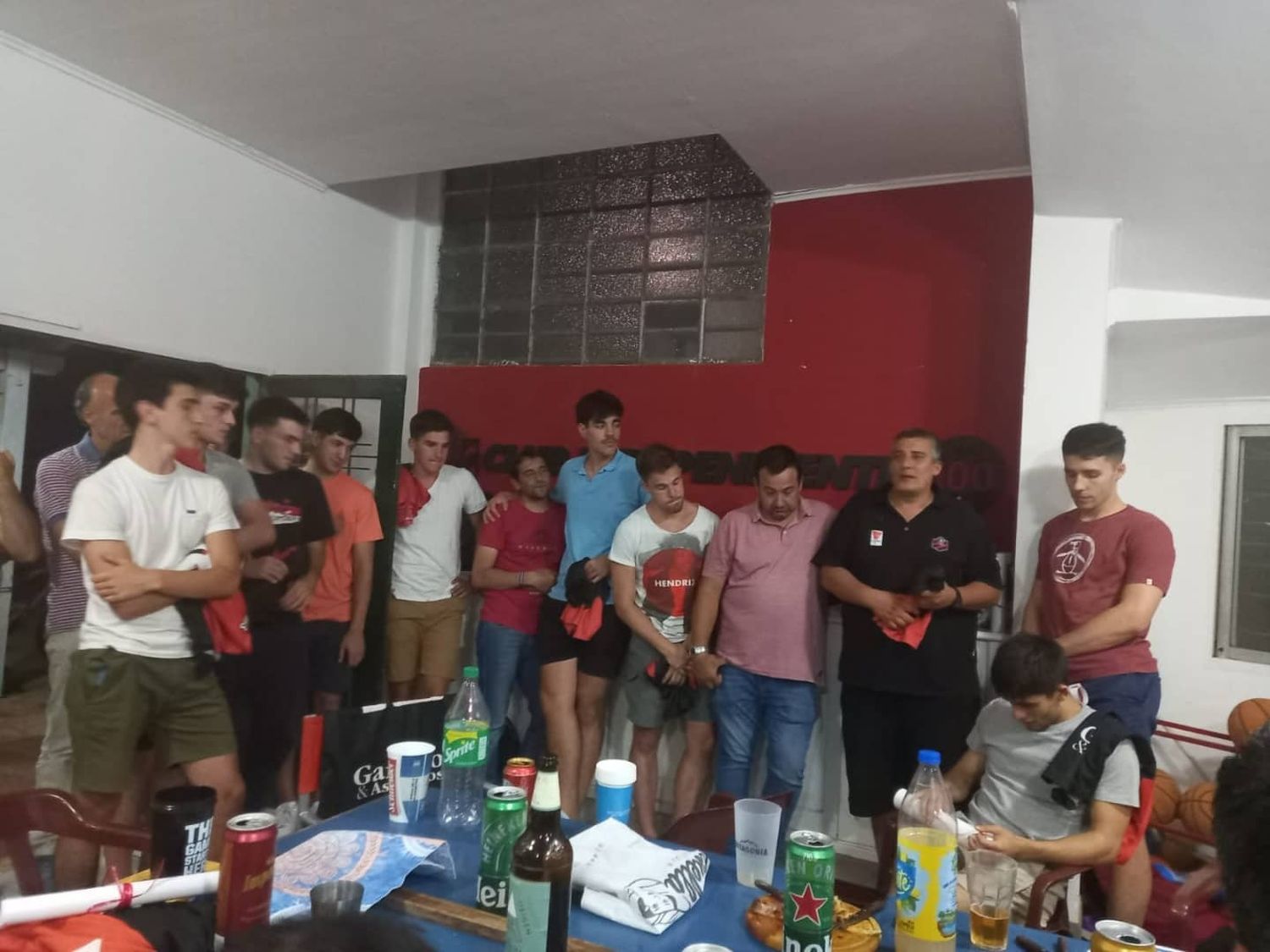 El plantel de primera celebró la obtención del ascenso.