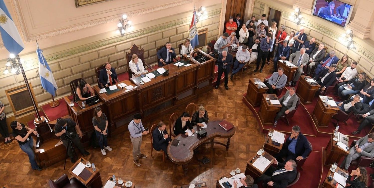El Senado santafesino apura el tratamiento de leyes para emitir bonos de deuda por U$S 1.150 millones. Foto: Guillermo Di Salvatore