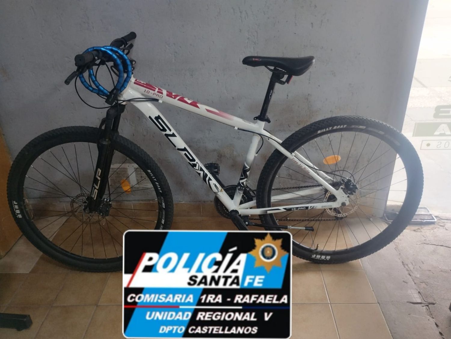 Robaron una bicicleta, la policía los encontró paseando y se pusieron agresivos con los efectivos
