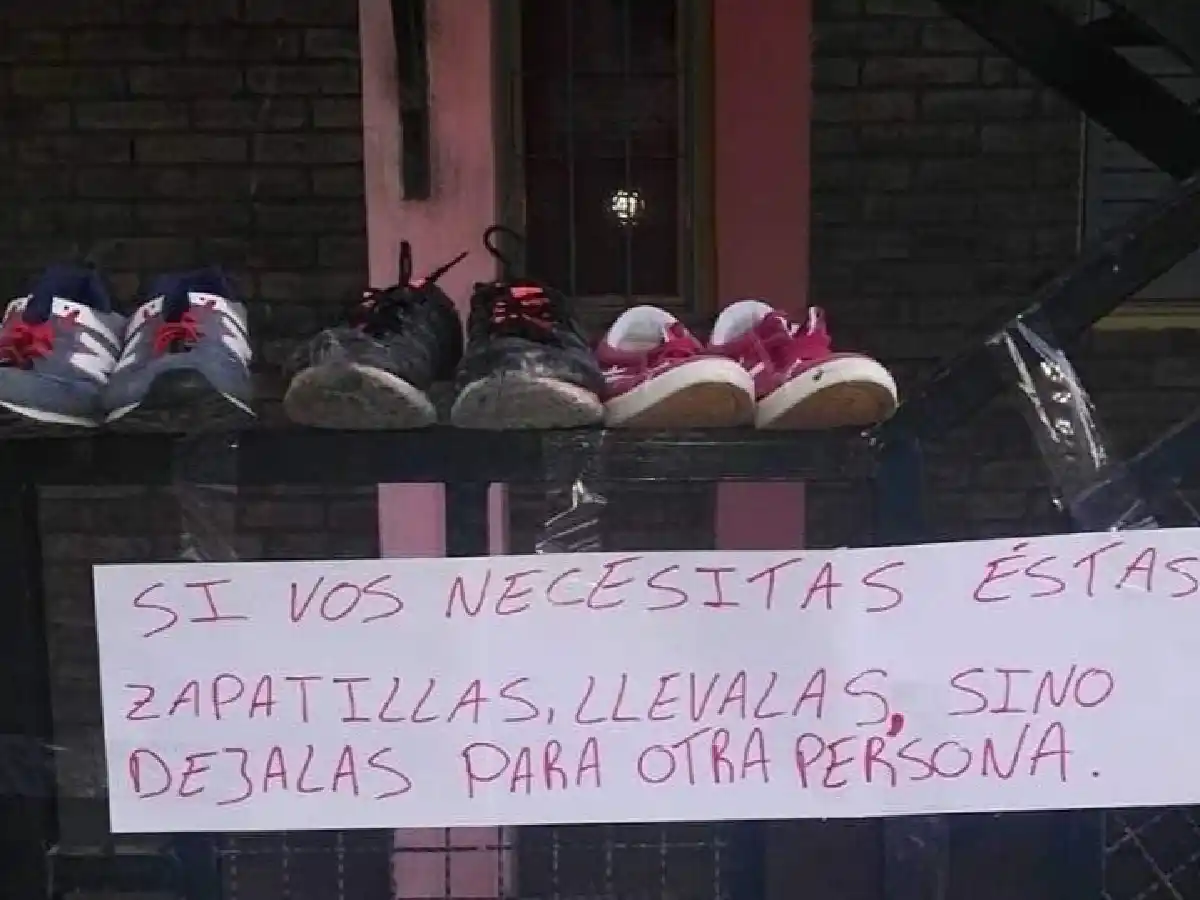 Regala zapatillas para los más necesitados, en la puerta de su casa