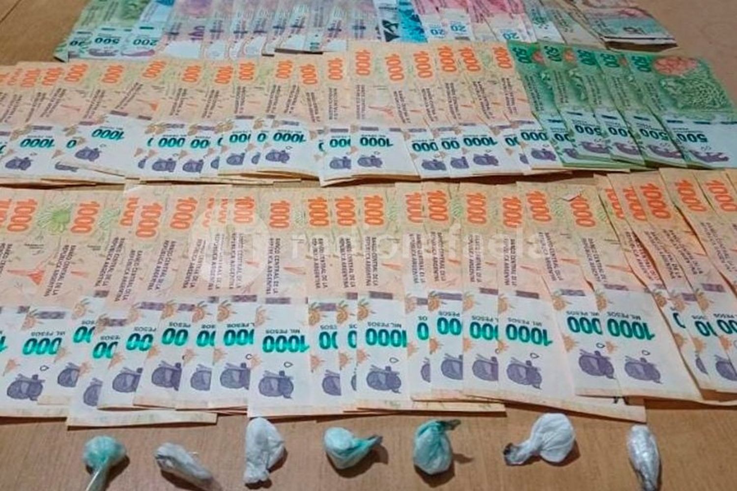 Allanamiento positivo: encontraron cocaína lista para vender y  600 mil pesos