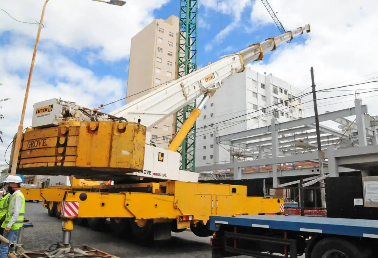 Contrataron una imponente grúa para realizar tareas en el edificio de Globant