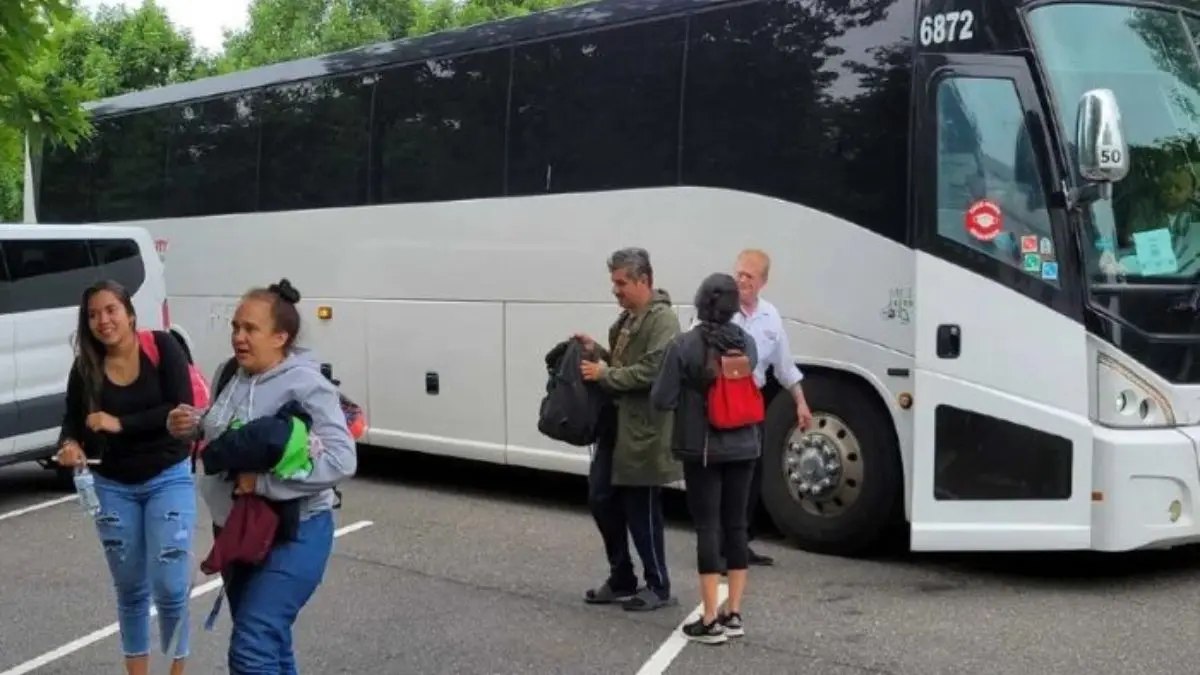 Como ganado trasladan a migrantes venezolanos de Texas a Nueva York y Washington