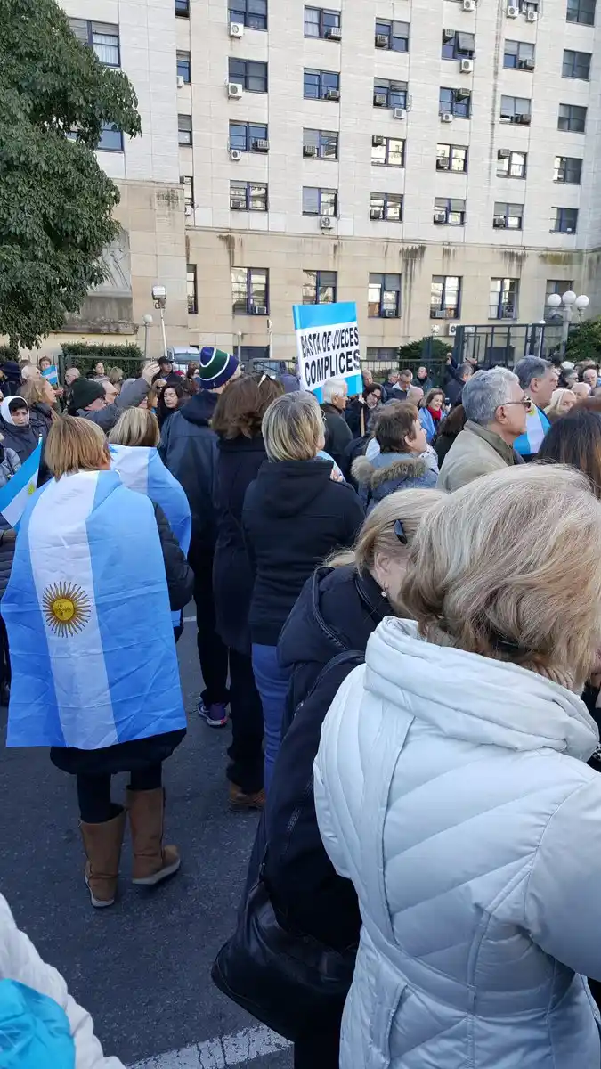 Una movilización en Comodoro Py pidió que CFK “vaya presa”