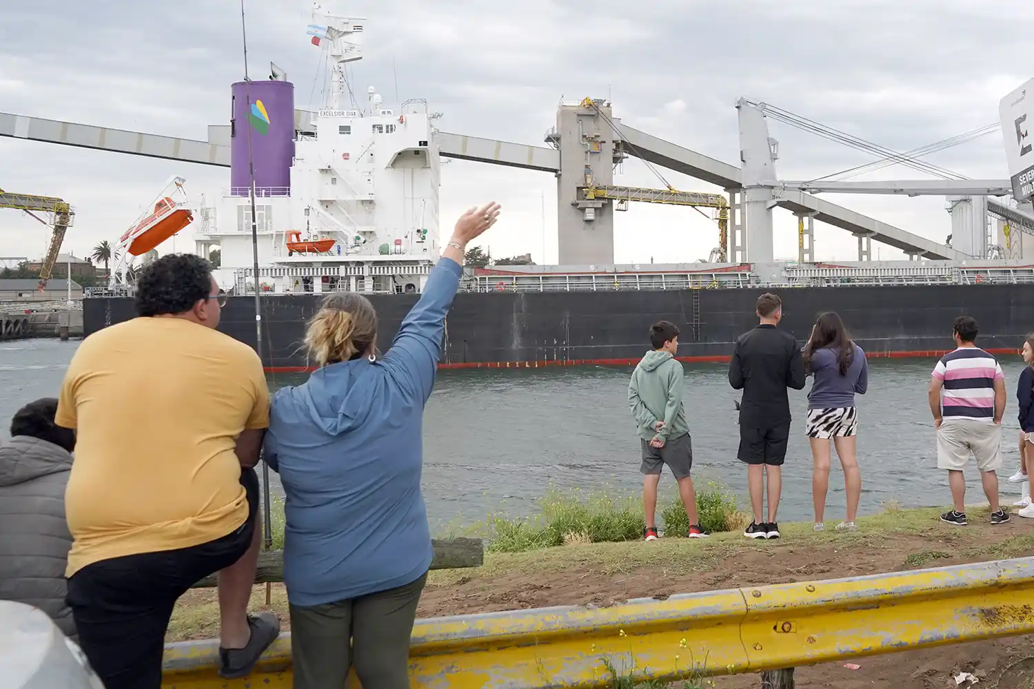 La salida de un barco llamó la atención de los visitantes en el sector de la escollera