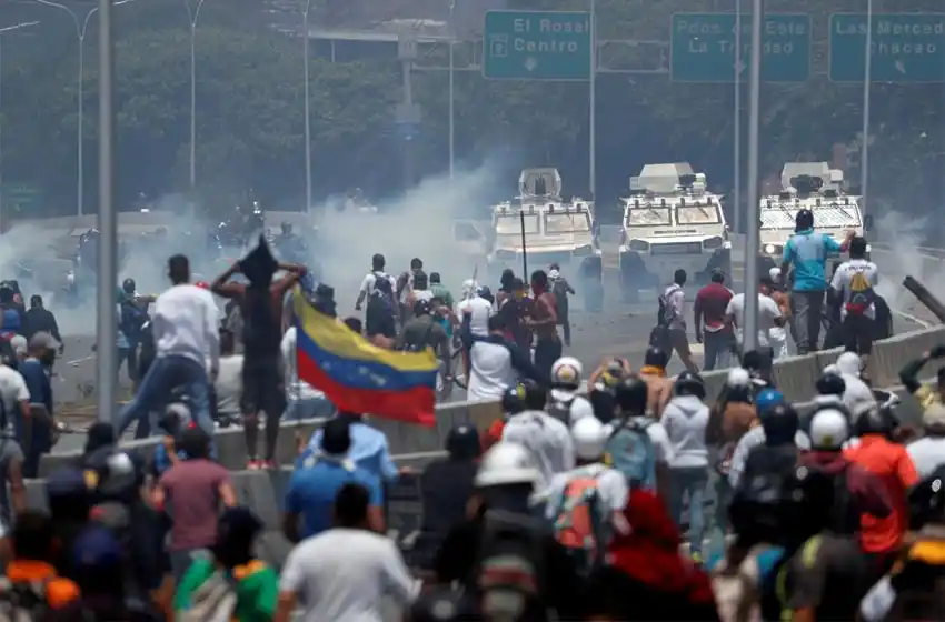 Tanquetas del Ejército de Venezuela atropellaron a un grupo de manifestantes
