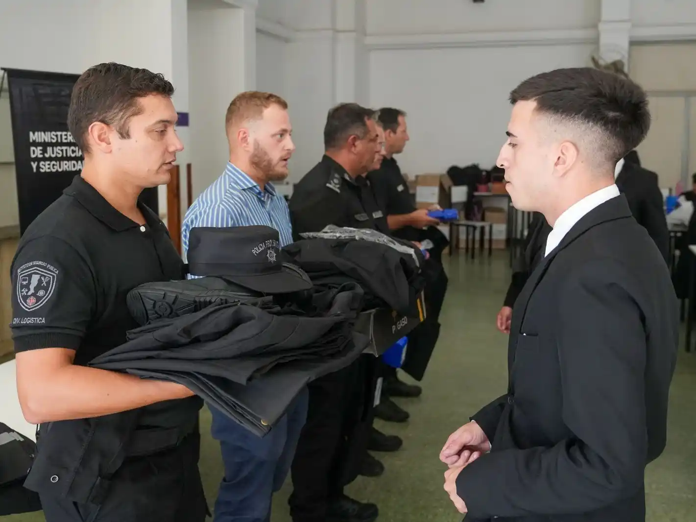 El equipamiento incluye arma reglamentaria, chaleco balístico y uniforme de fajina, lo que les permite incorporarse de inmediato a tareas operativas.