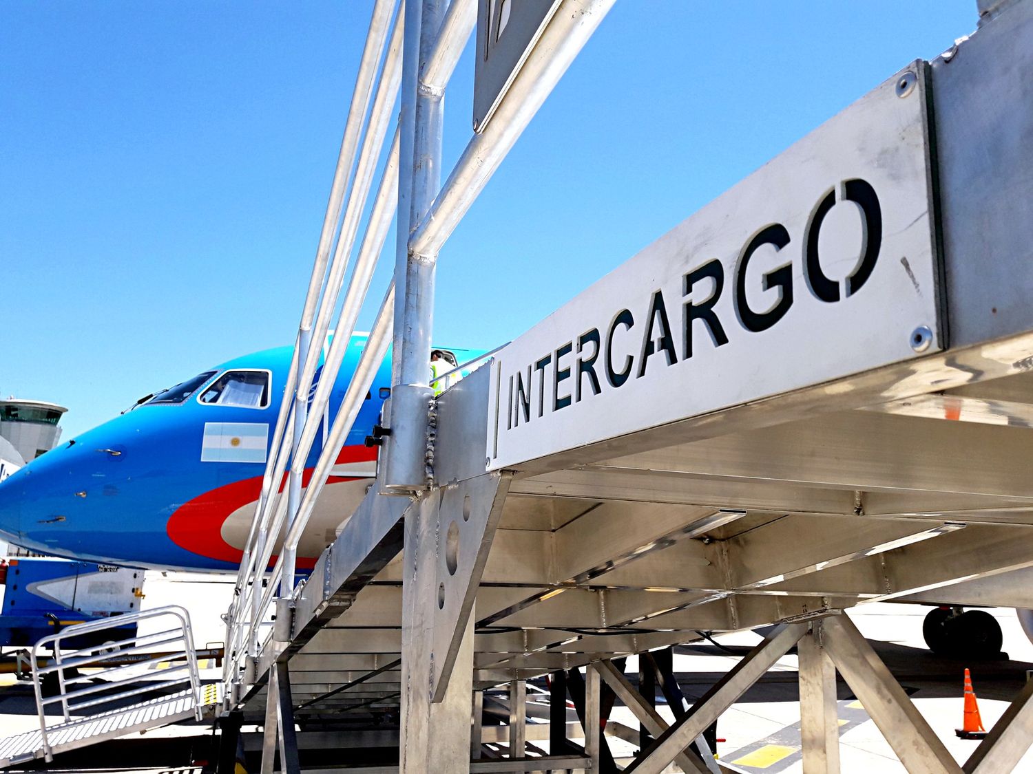 El Gobierno argentino despide a 15 empleados de Intercargo tras asamblea que afectó vuelos en Aeroparque