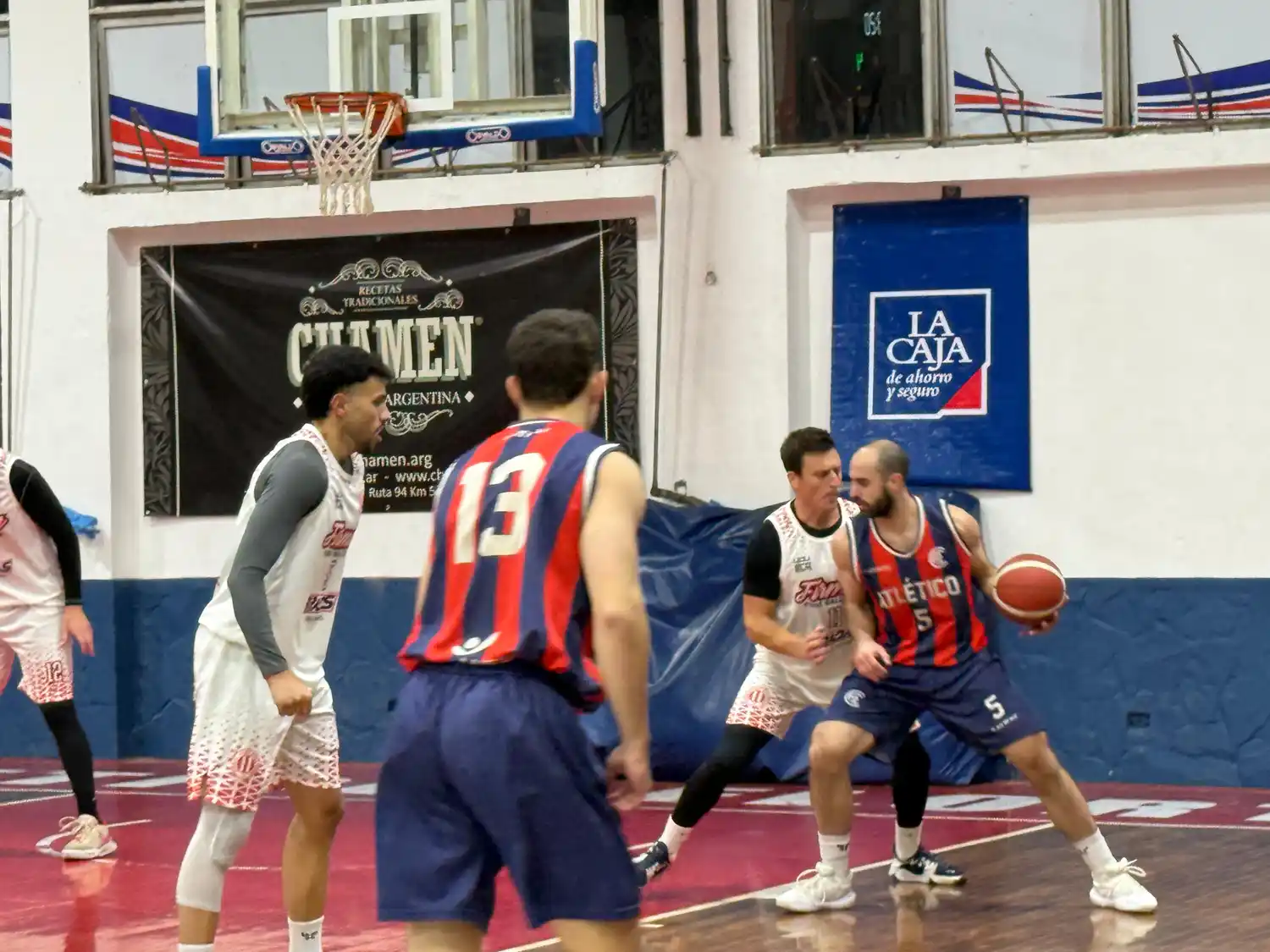 Conduce Eloy Fantino, la gran figura de la noche. Foto: Sur24.