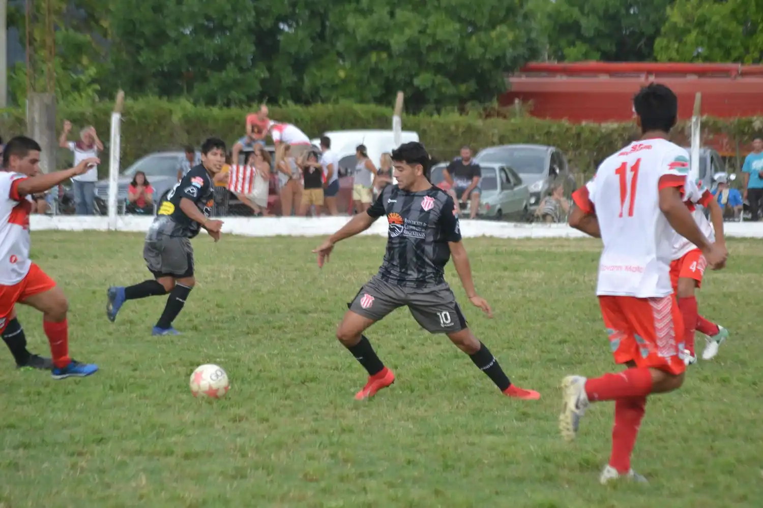 Barrio Norte tendrá en Urquiza un rival de riesgo en el retorno del fútbol local por el Torneo Oficial de la Liga.