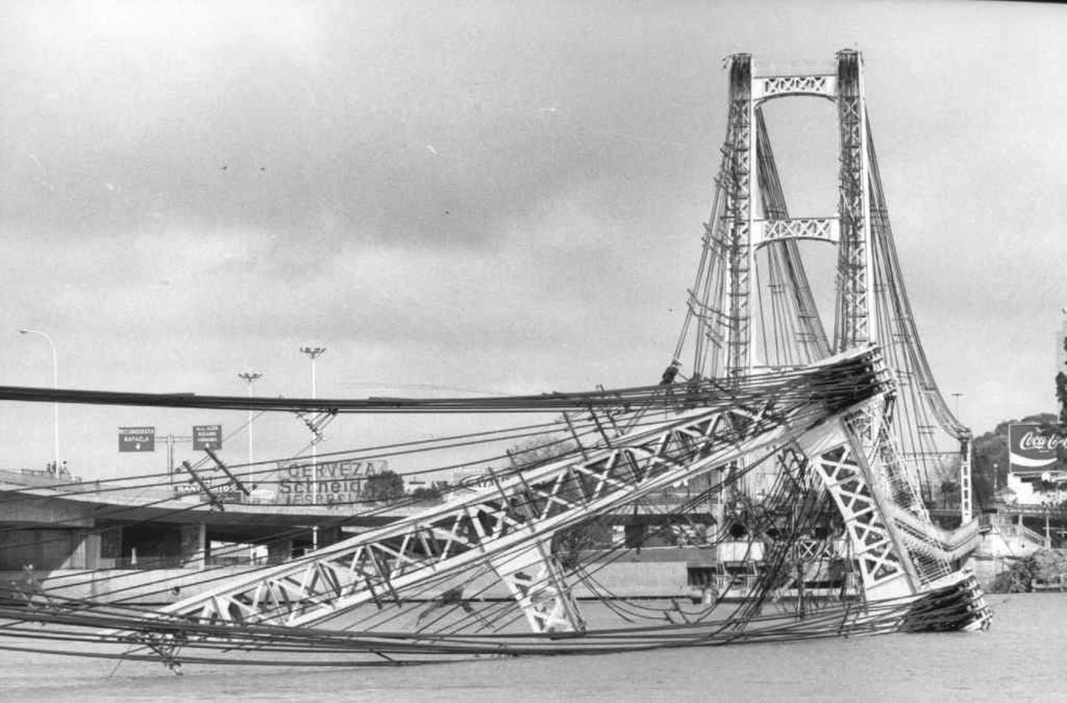 “Se desplomó el puente Colgante”, fue el título de la tapa de El Litoral de esa tarde.