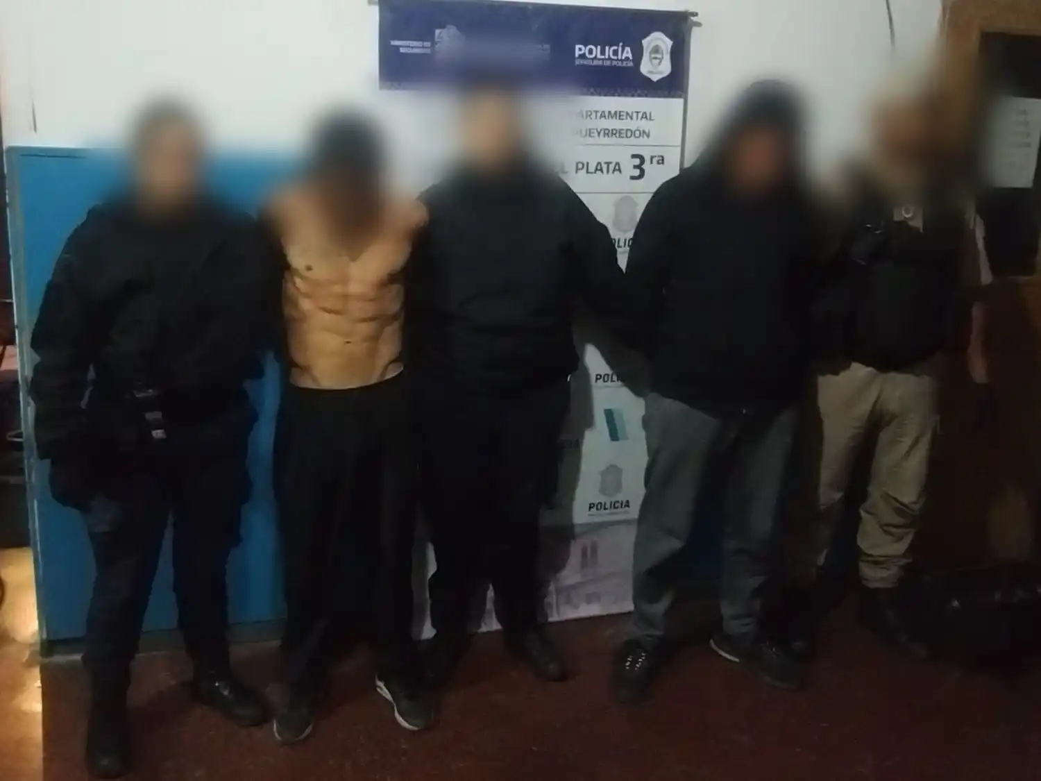 En su poder tenían un criquet hidráulico, cuatro llaves tipo “T”, una llave francesa, una pinza y diez destornilladores que utilizaban para forzar puertas.