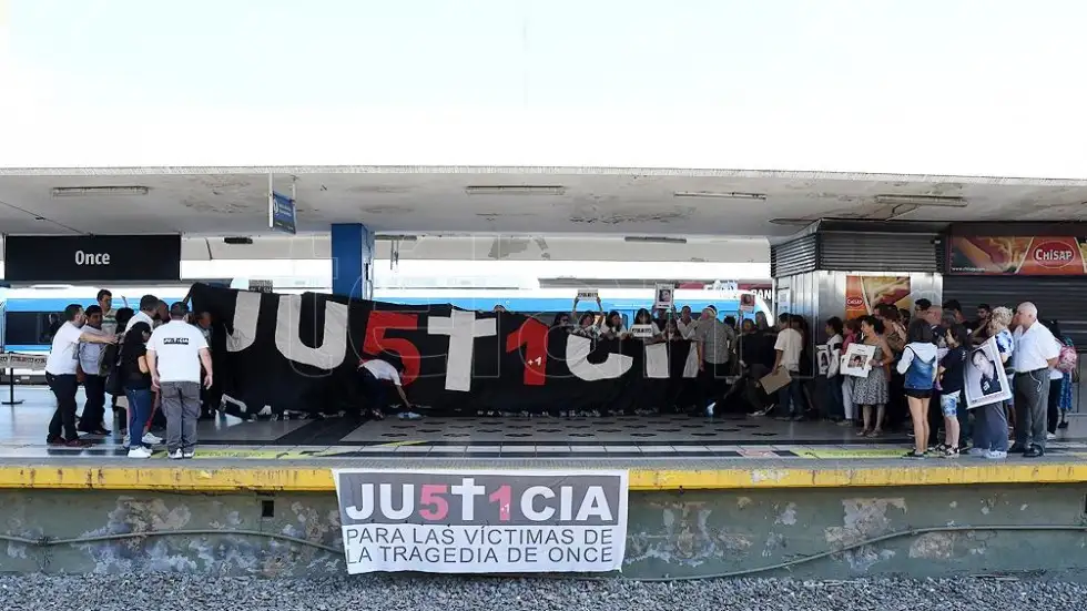 Tragedia de Once: Los nombres de las víctimas en las baldosas de la estación
