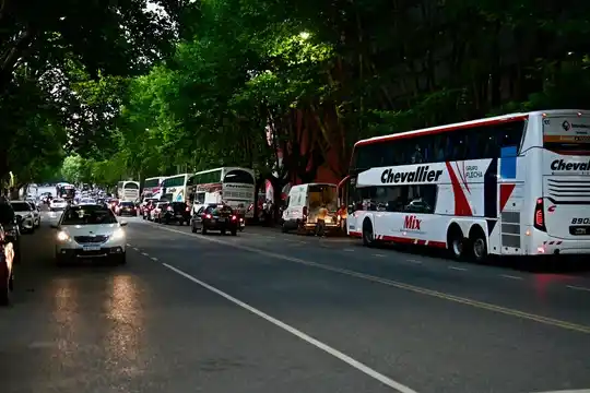 Tres micros con hinchas de Estudiantes chocaron a la altura de Pilar.