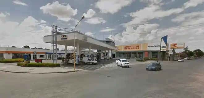 Se acercó para ayudar a una mujer que había sufrido un accidente y le robó el celular