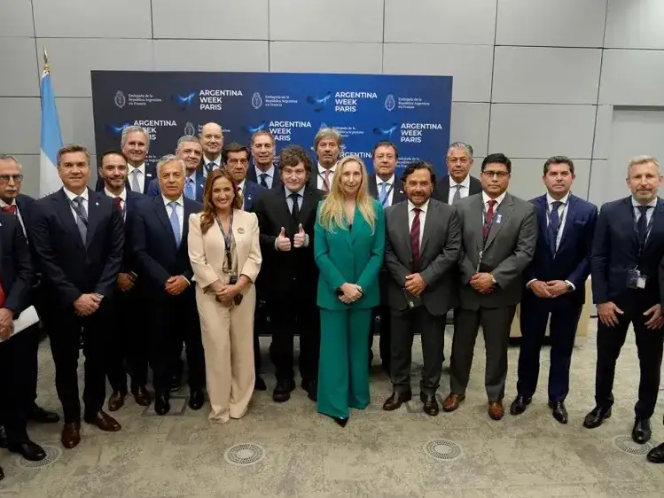 Javier Milei, junto a los gobernadores en París.